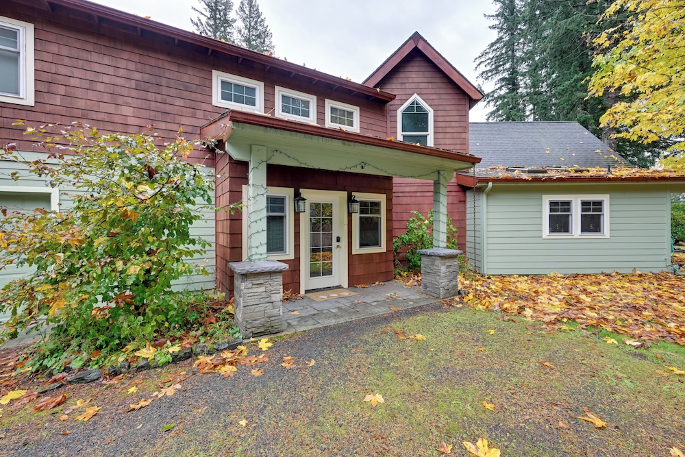 Ski, Fish & Explore: Packwood Home w/ Sauna!