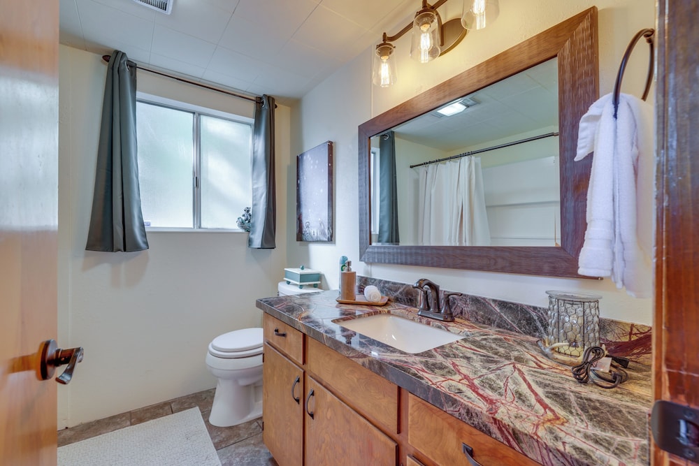 13 Mi to Skiing: Long Barn Family Cabin