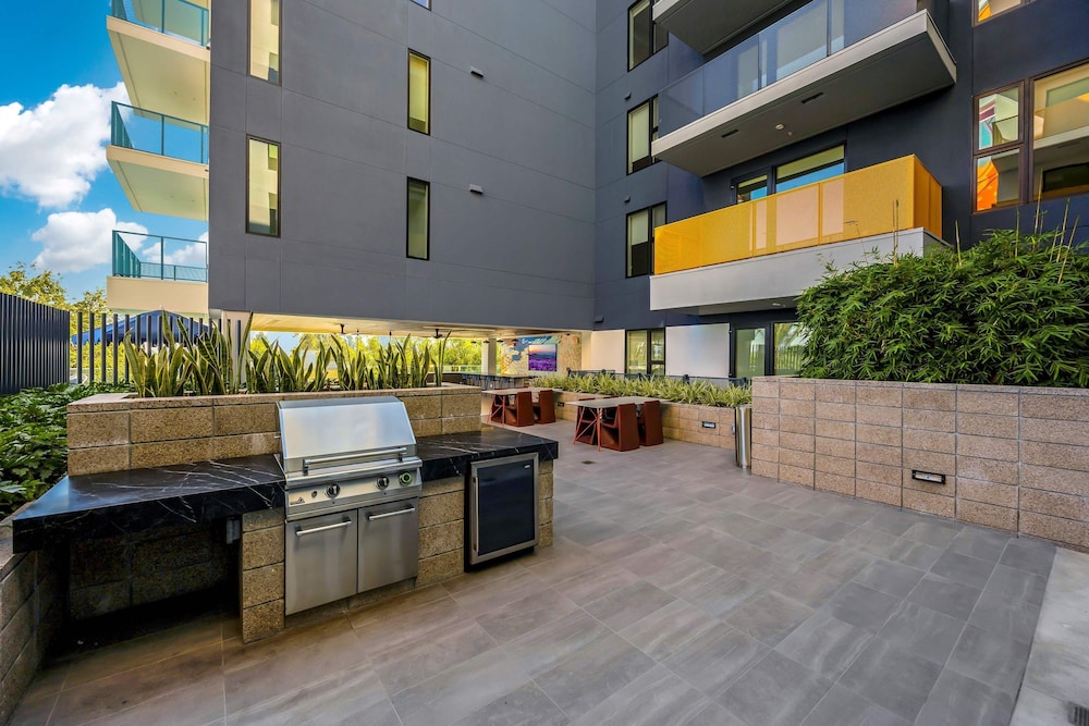 Luxury 2BR Hollywood Sign View by Oneluxstay