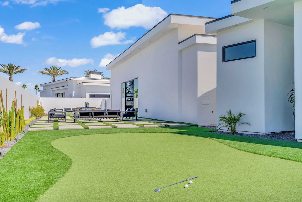 Luxury Retreat Pool, Putting Green + Pickleball Sleeps 17 Bravo Villa 8 by Avantstay
