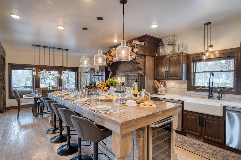 Winterhaven Estate by Avantstay Sleeps 19 Guests Mountain Compound w/ Views, Firepit, Hot Tub