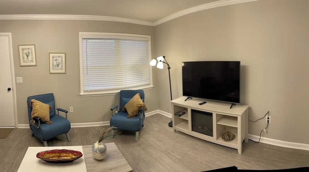 Bright 2BR Townhome Pool & Beach Minutes Away
