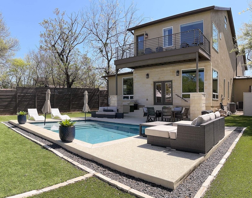 Newly Built Poolside Home w Balcony BBQ