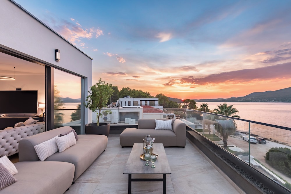 Villa Palace Al Nera Luxurius at sea With 2 Swimming Pools Saunas