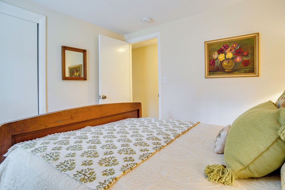 Furnished Deck: Retreat on Mashpee River!