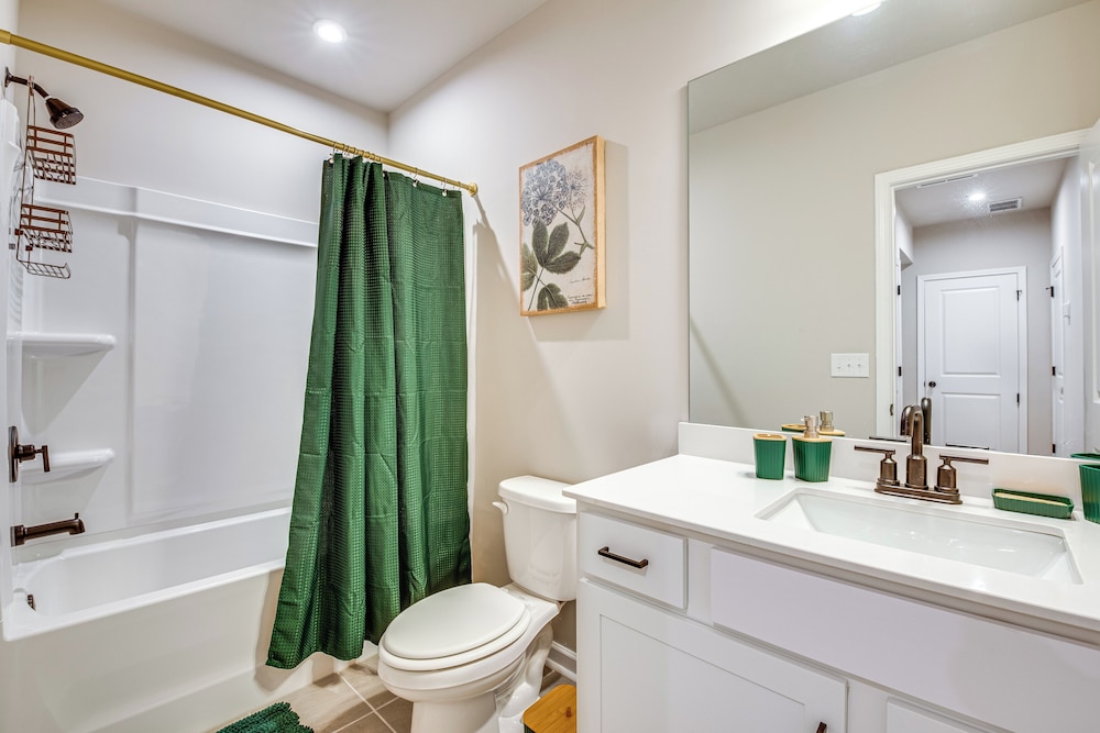 11 Mi to Dtwn: Luxe Atlanta Retreat w/ Deck & Yard