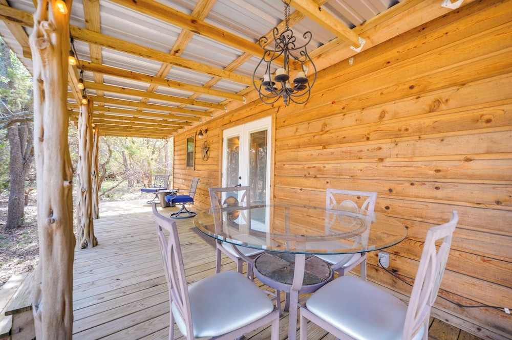 11 Mi to LBJ State Park - Couples Cabin Retreat!