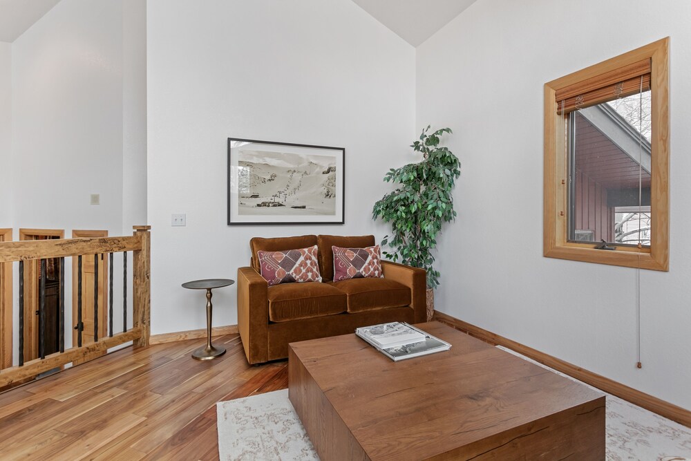 Queen Esther Drive Home at Deer Valley Resort - 4 Bedroom Home with Hot Tub #2436 4 Condo