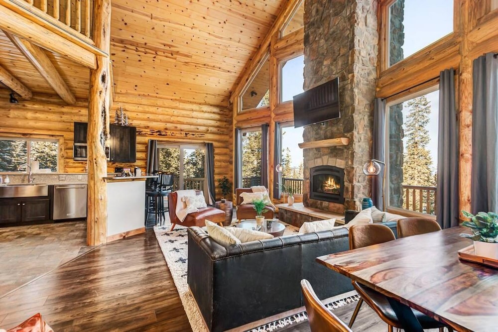 Mountain Gem Lodge 3 Acres Hot Tub Luxurious Pet Friendly Garage view 5