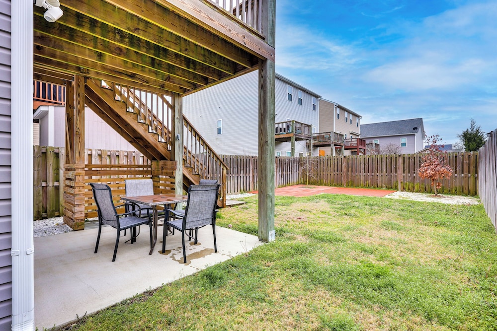 1 Mi to Ocean: Modern Carolina Beach Townhome
