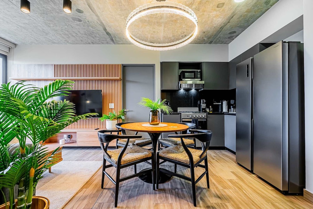 w Trendy 2BR w Balcony in the Heart of Centriqo