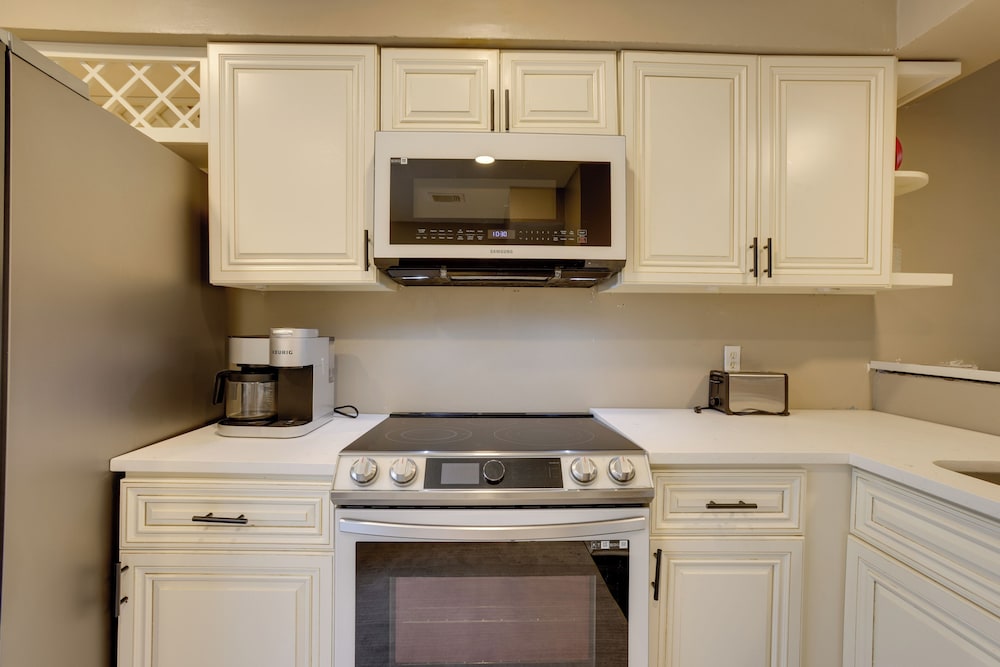Near Airport & Interstate: Houston Area Townhome