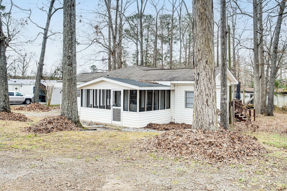 1 Mi to Lake Murray: Pet-friendly Home w/ Deck