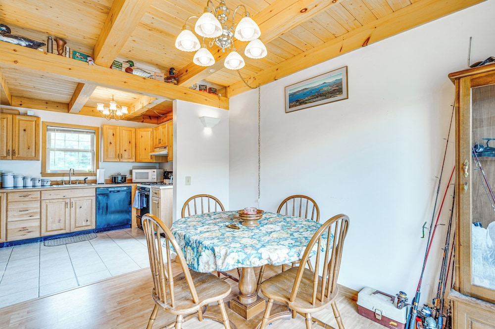 5 Mi to Jay Peak Resort: Cabin w/ Pond Access!