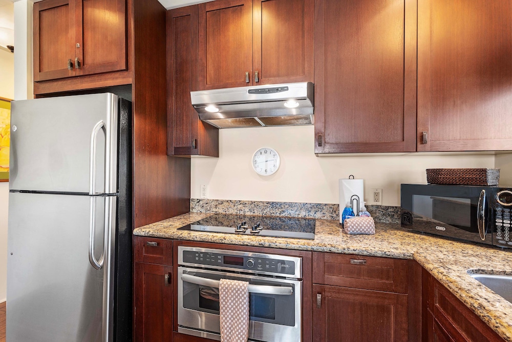 Ocean View Unit w Lanai - AC - Near Marketplace! - Vrkcv