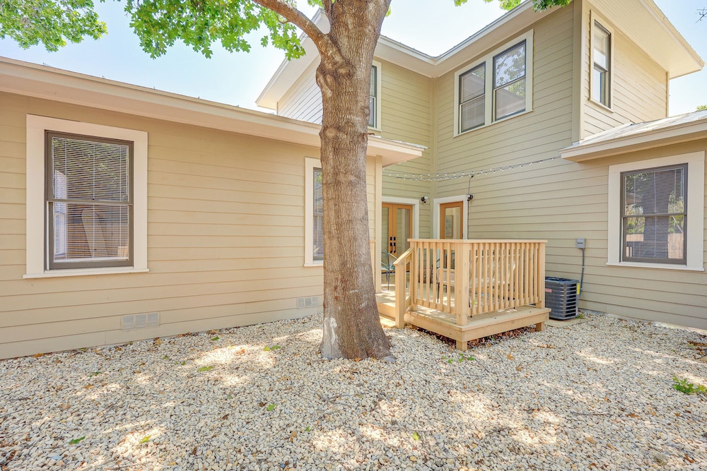 1 Mi to Dtwn: Family Home in San Antonio!