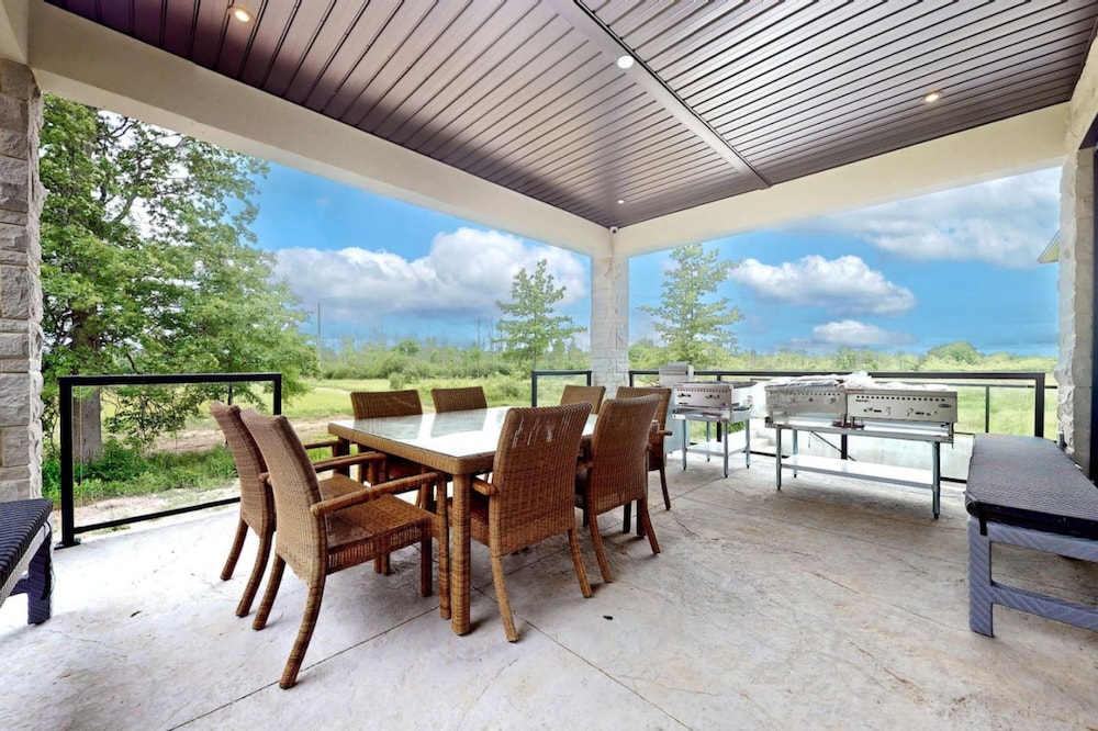 Lucky Mansion Luxury Villa in Fort Erie