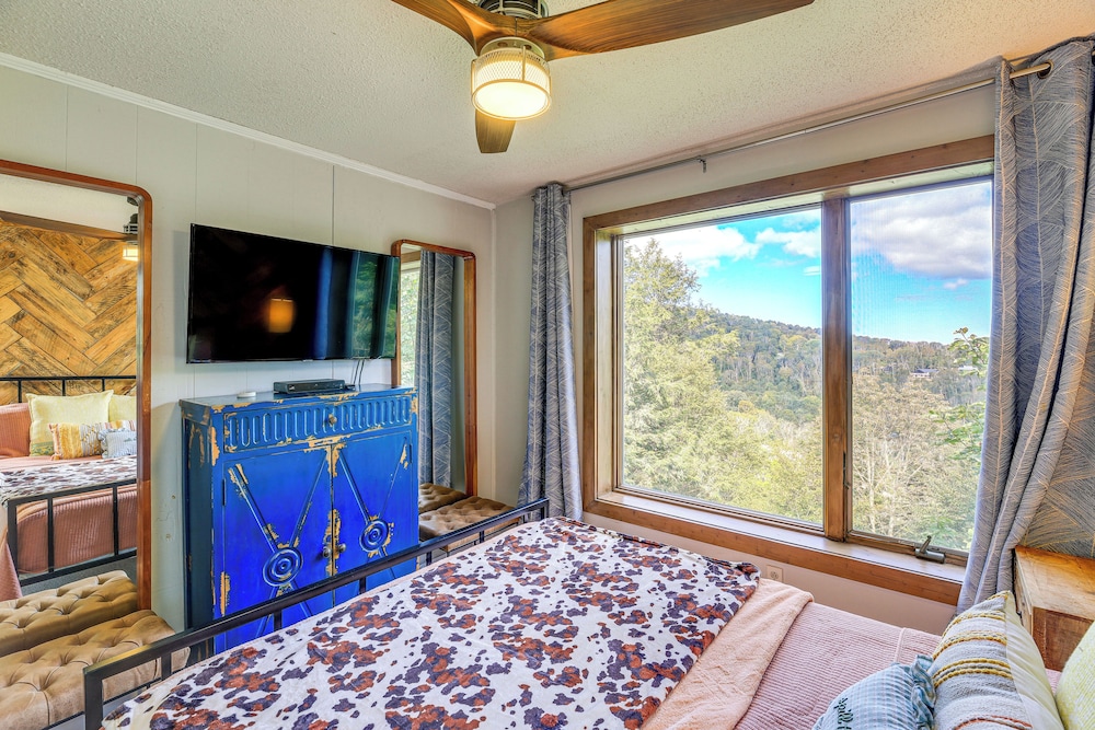 1 Mi to Slopes! Sugar Mountain Retreat w/ Views