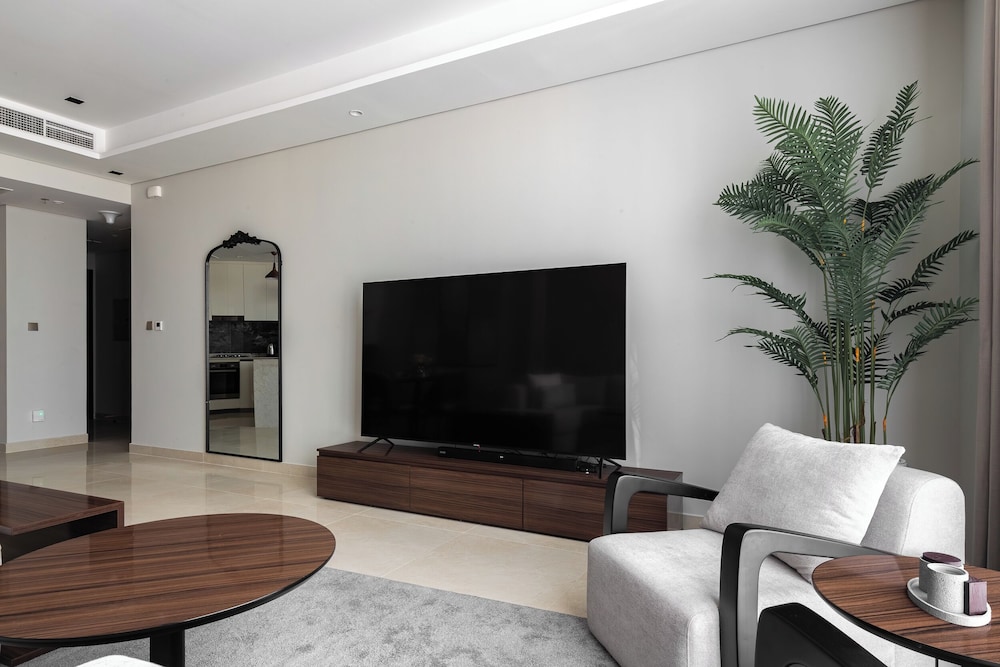 SIMPLY COMFORT Skyline Apts at Nobles Tower with Luxury Burj View