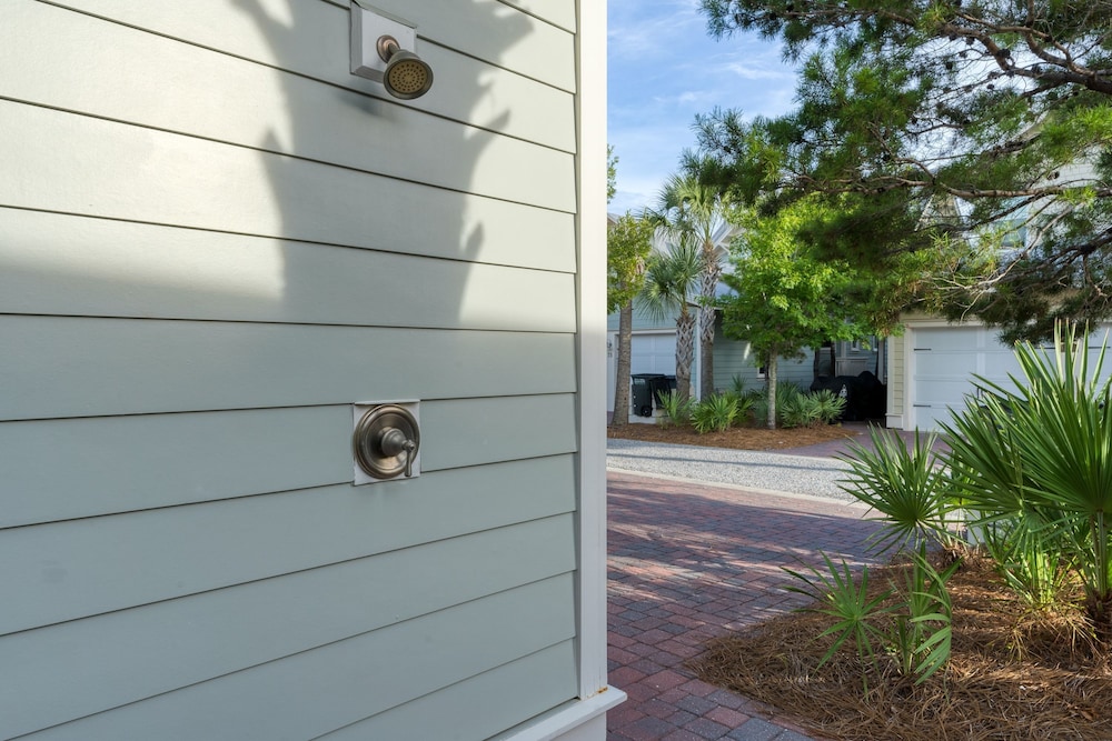 Shine on the Shore by Avantstay Pool Golf Cart