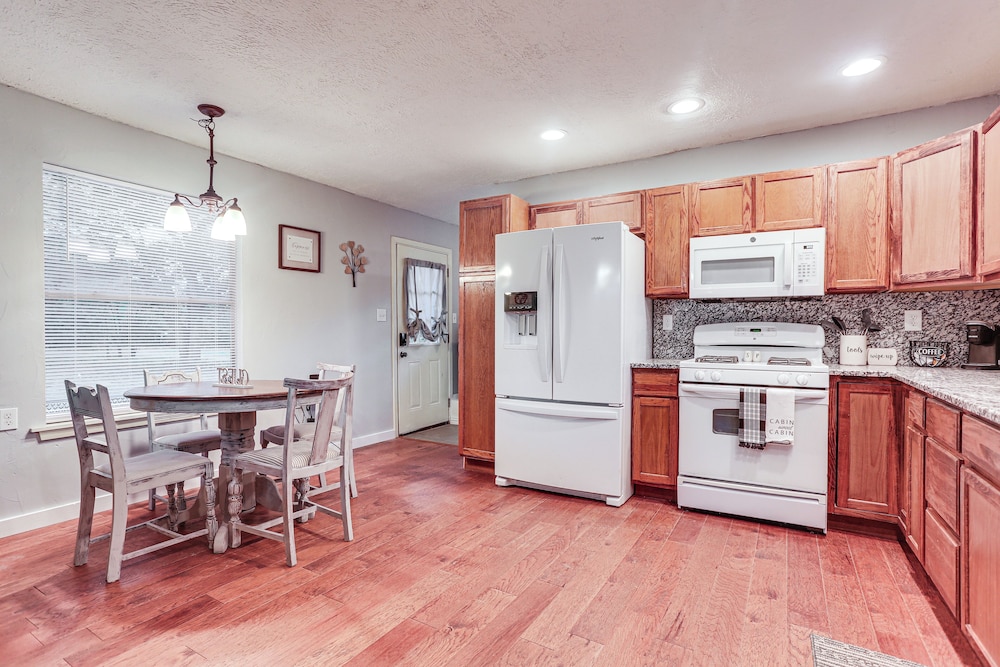 Cabin w/ Hot Tub in Valley View: Pets Welcome!