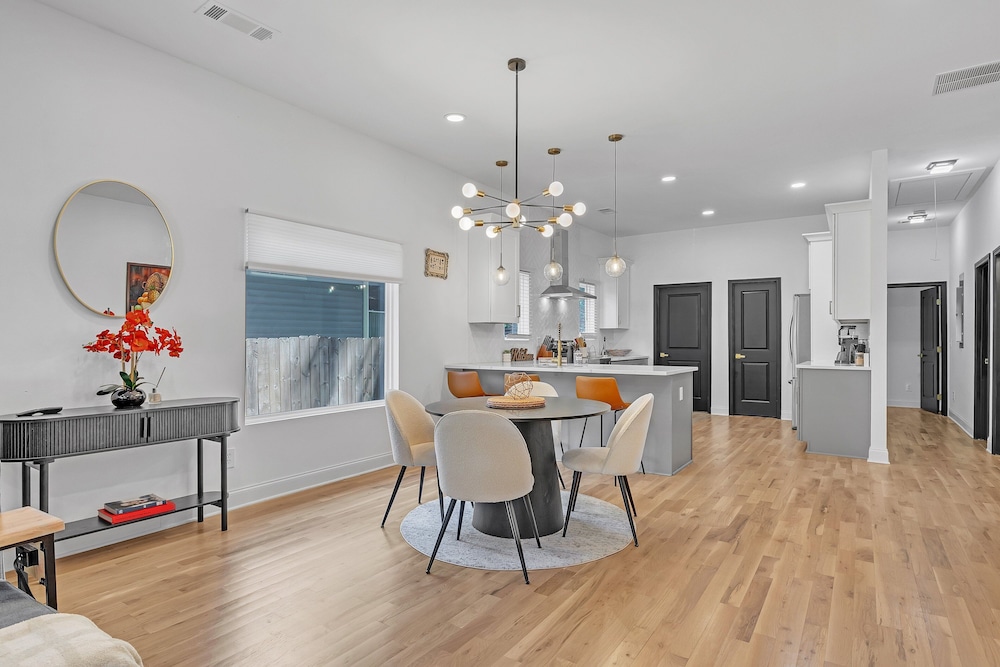 Stylish Bungalow Near Beltline & Breweries 4 Bedroom Bungalow