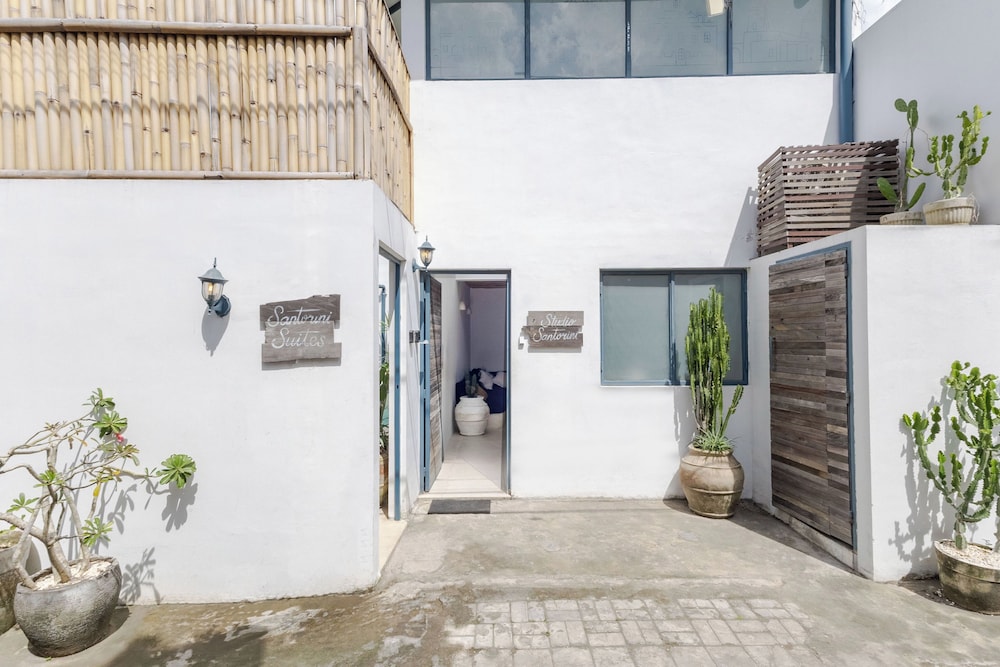 Studio Santorini - 1 BR Loft in Canggu