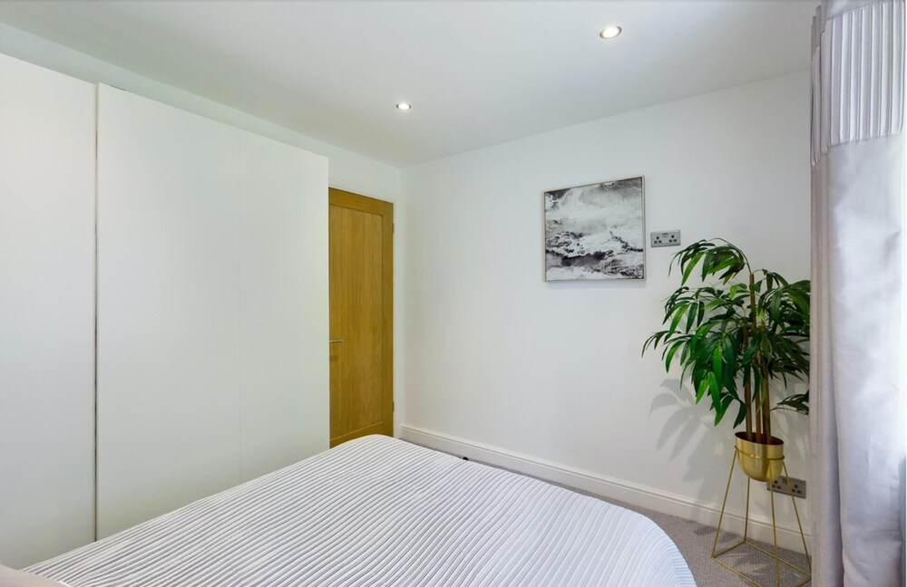 Inviting 2-bed House in Newcastle Upon Tyne view 4