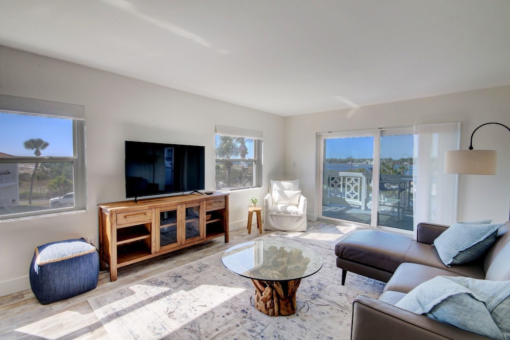 530 El Matador 2 Bedroom Condo by RedAwning