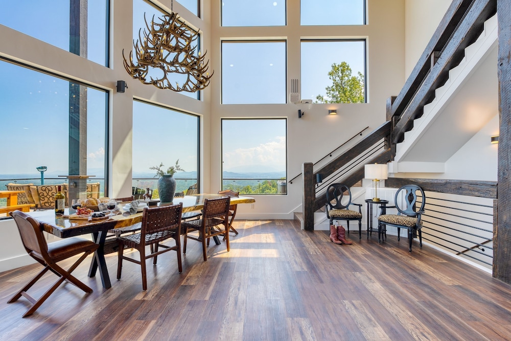 Bear Rug Inn Luxe Stays Pool Views Game Room