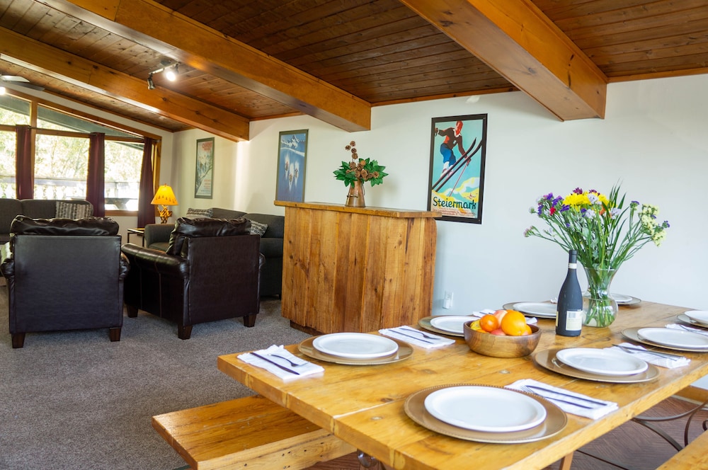 4 bedroom Blue Mountain Cottage with Private Beach Access, BBQ, Petfriendly