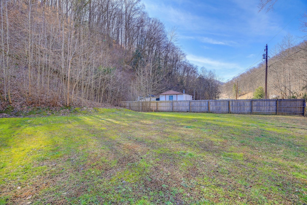 8 Mi to Hatfield-mccoy Trails: Cabin in Delbarton