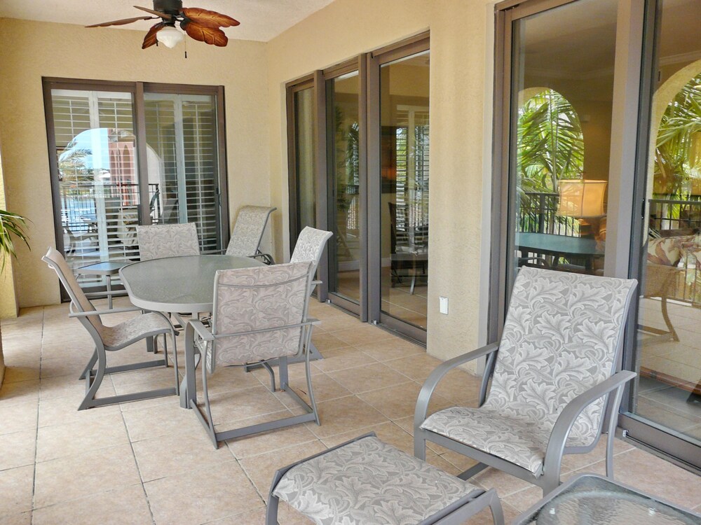 Luxurious Esplanade Condo Overlooking bay