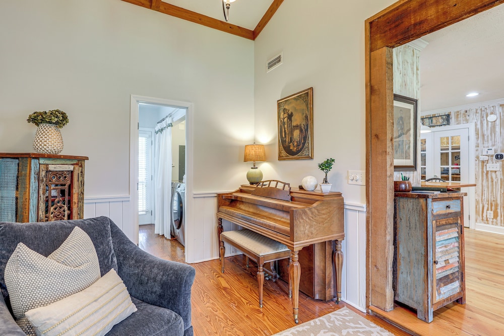 3 Mi to Beach: Pawleys Island Cottage