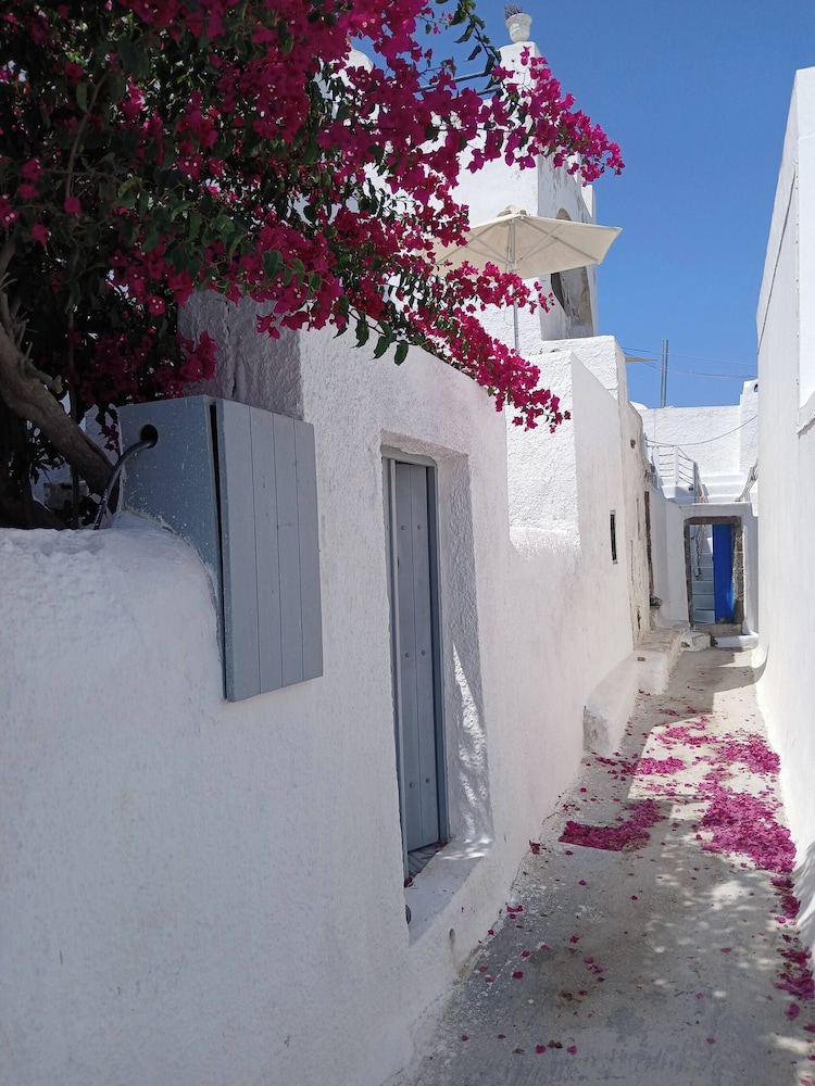 Charming 1705 Castle House in Pirgos Kallistis, Greece