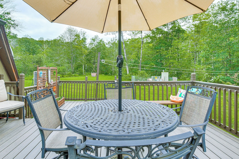 3 Mi to Kent Falls: Nature Escape w/ Deck & Garden