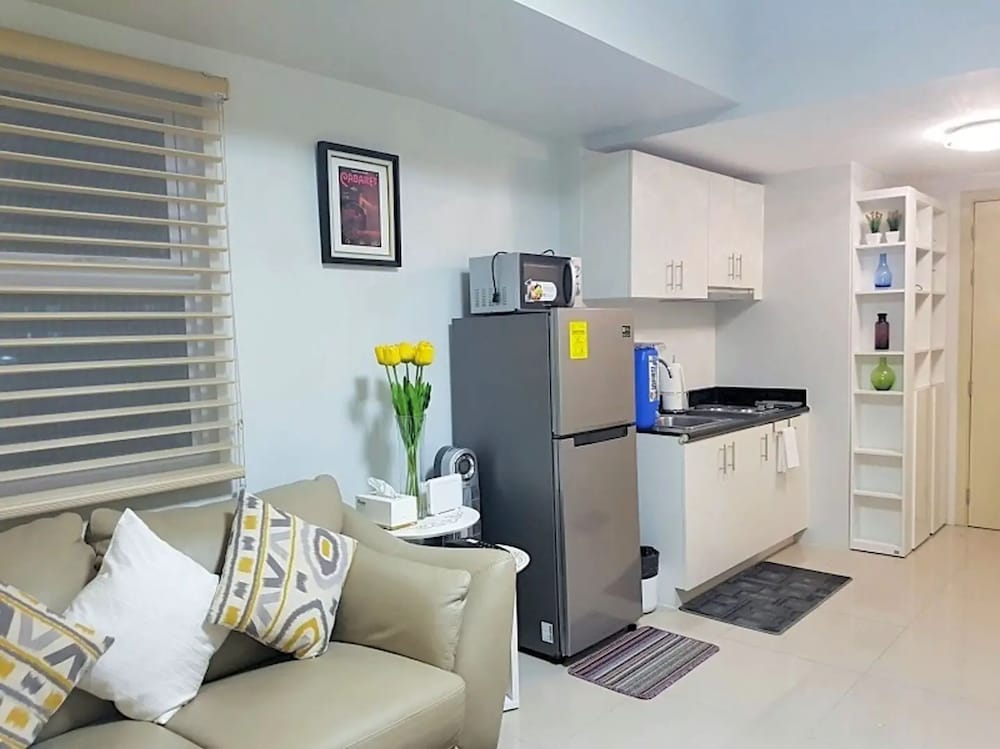 Apex At Jazz Makati - 41m2 Corner Apartment With Private Balcony City View