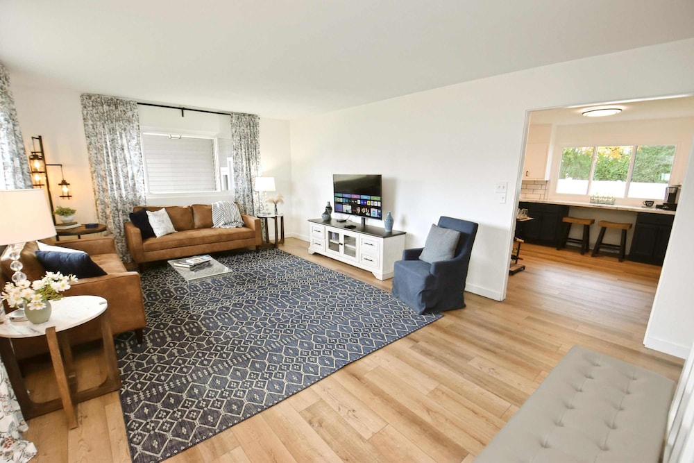 Modern 5 Bedroom Home Sleeps up to 12 15 min Walk to ND 2329