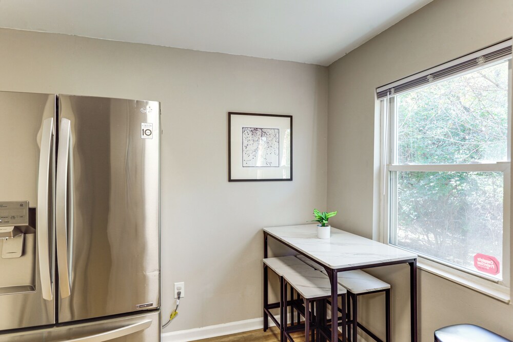 6 Mi to Downtown Cincy: Group-friendly Townhome!