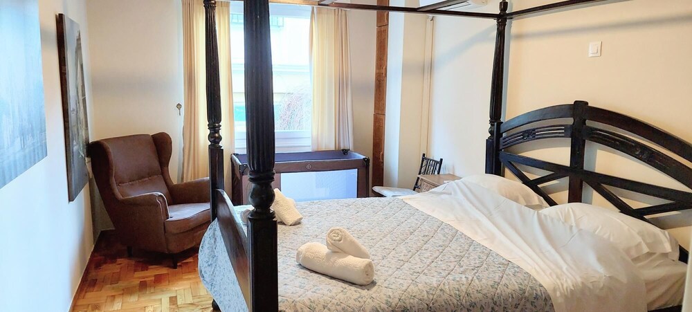 Magnificent Apartment Under the Acropolis