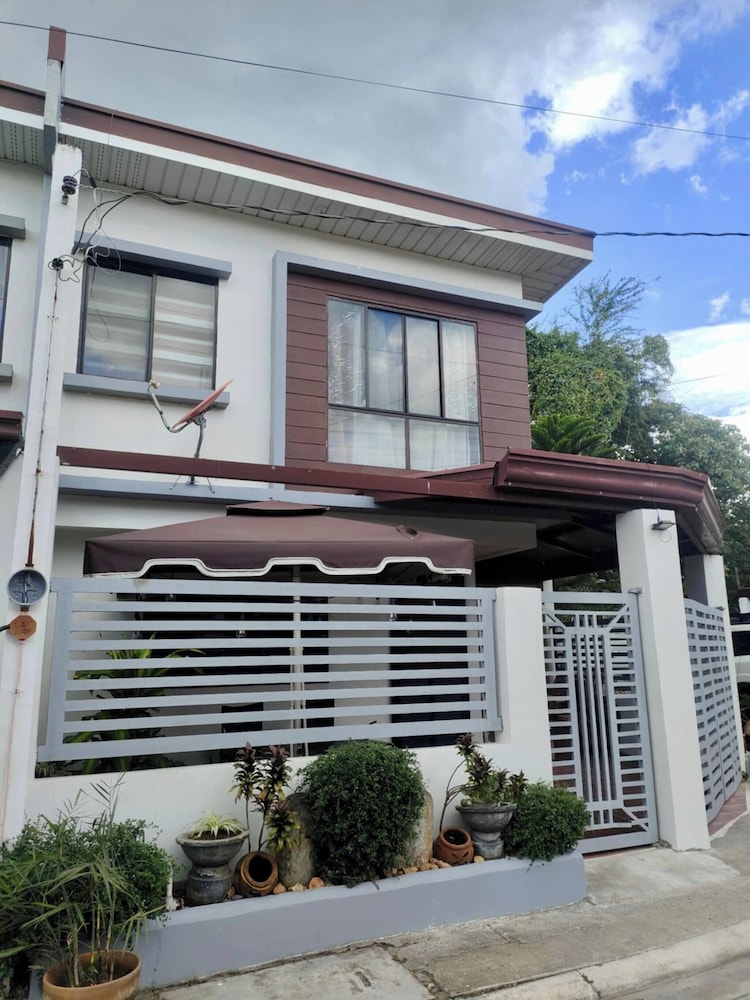 Cozy Holiday Home in San Pablo City for Groups of 8-10