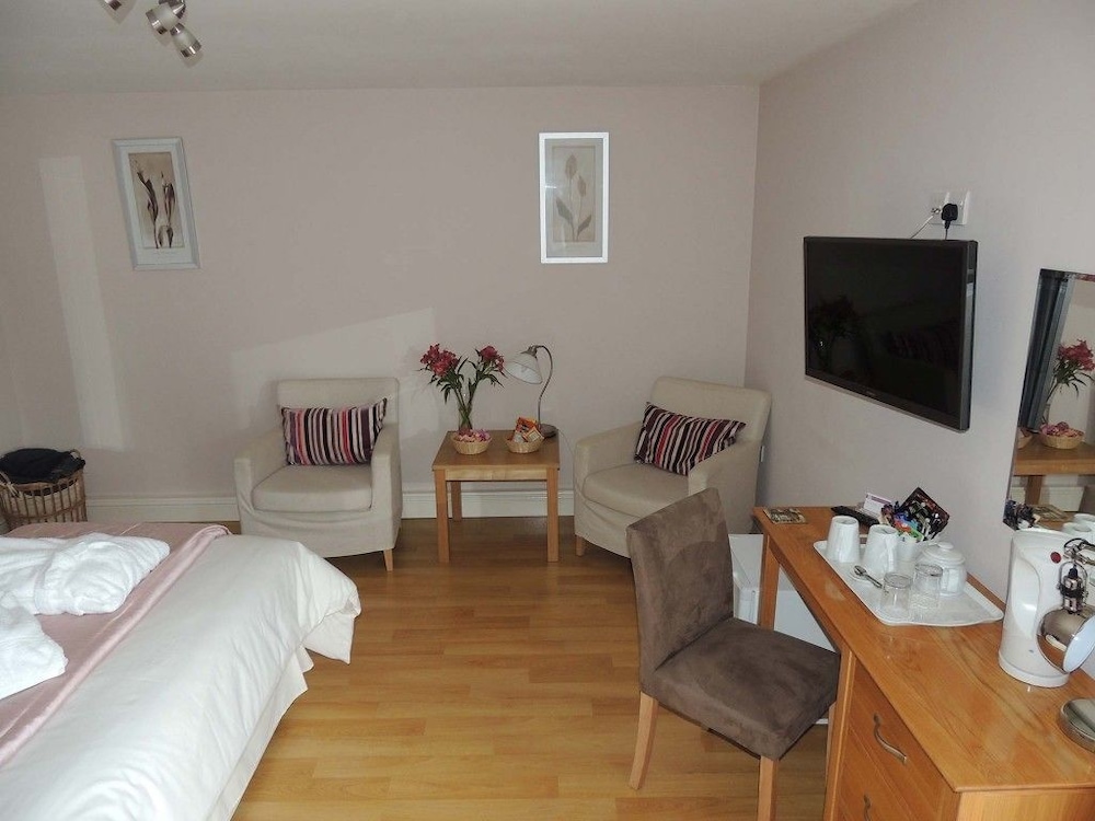 Worcester Vacations - The Manor Coach House - Property Image 9