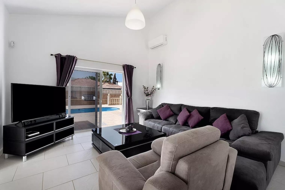 3 Bed Villa - Sleeps 6 - Pool - Hottub- Parking