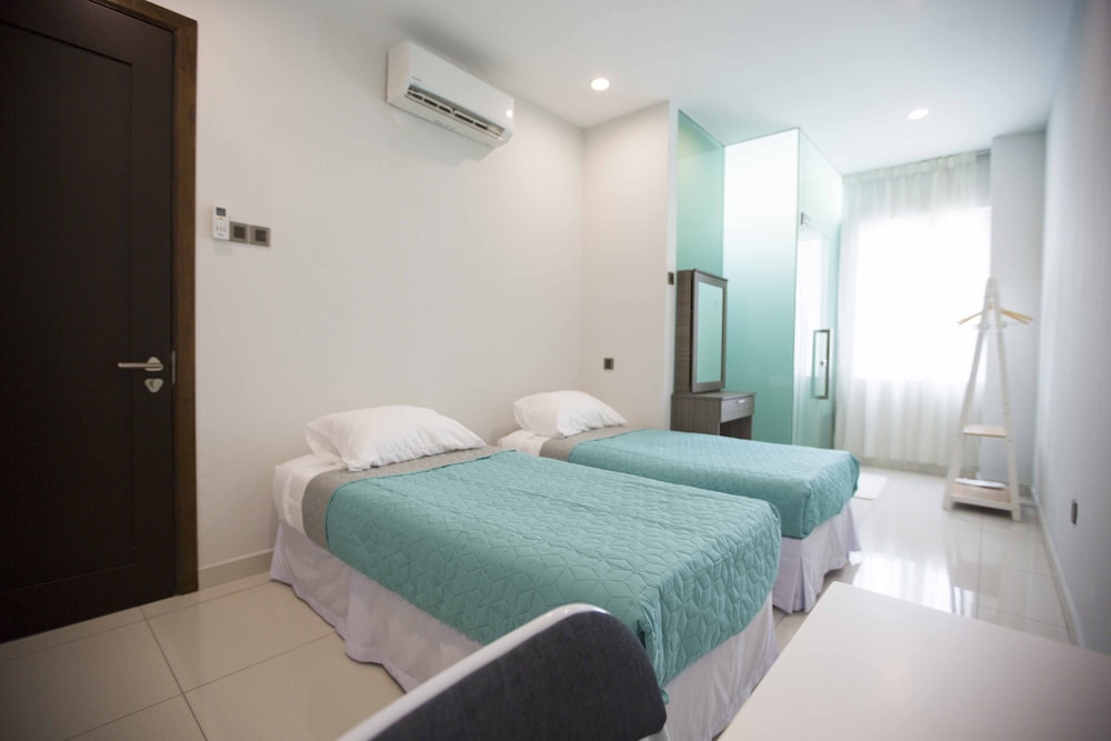 56 Residence photo 6