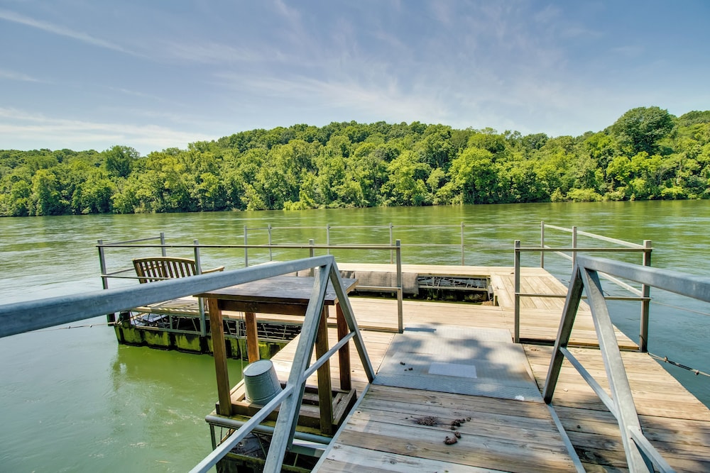 Dock Access: Romantic River Retreat in Gassville