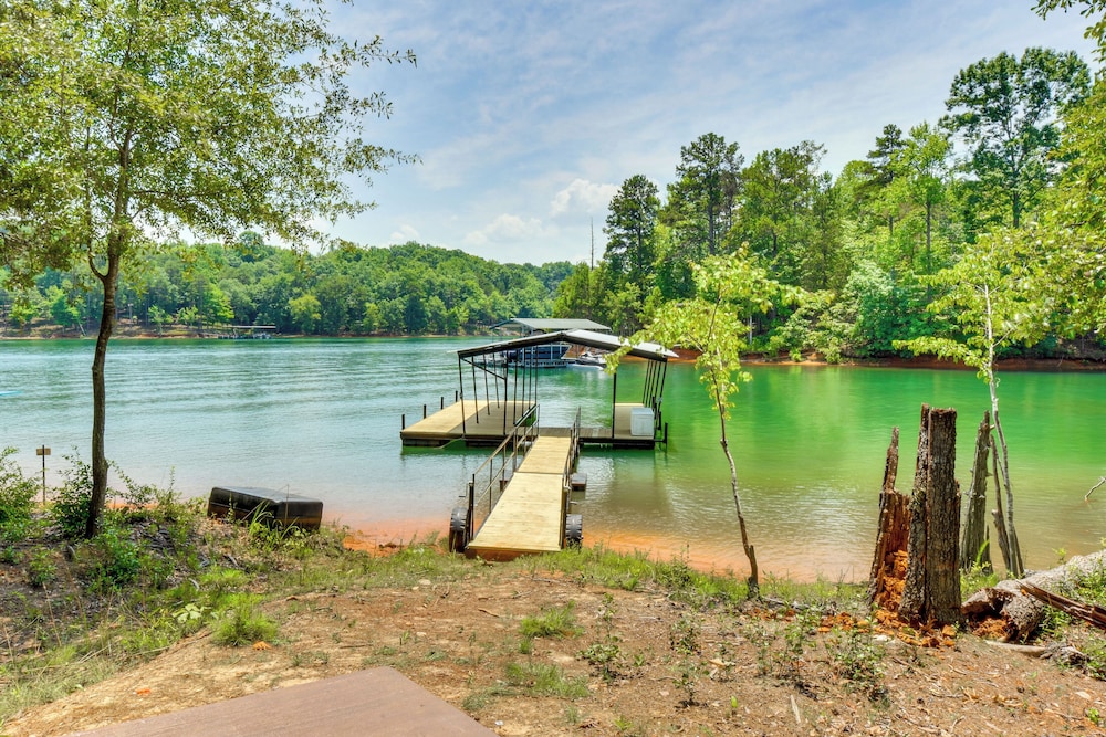 Boat Dock + Lake Hartwell Access: Family Getaway!