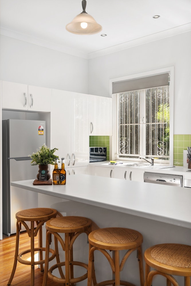 Bright 3-bed With Garden by Banks Street Reserve