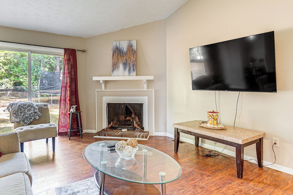 5 Mi to Fort Bragg: Family Gem Near Parks & Trails