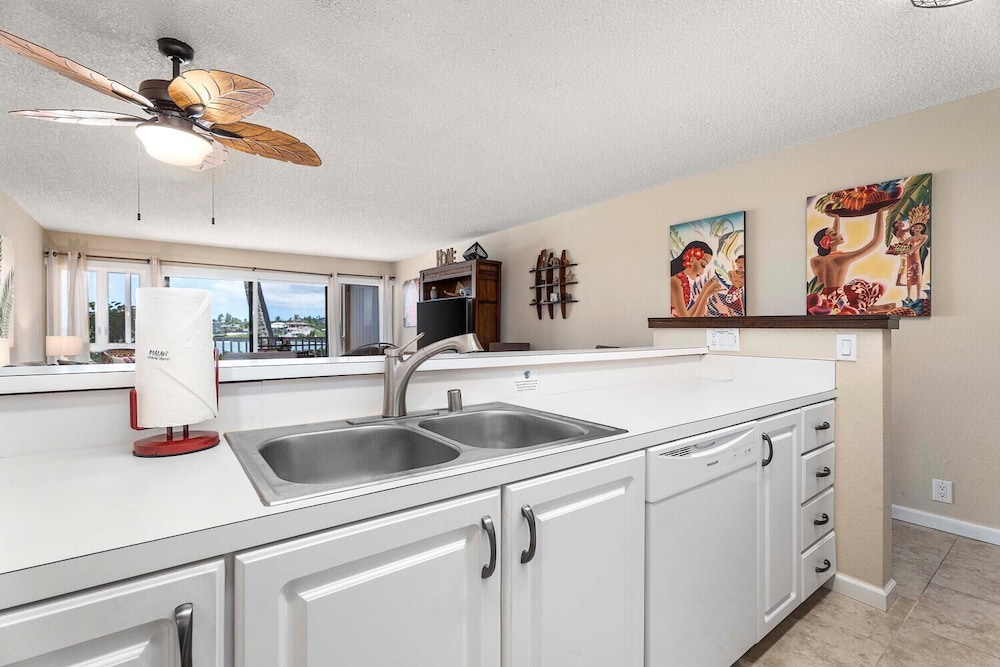 Spectacular Ocean Views - Close to Town - Free Concierge - Vrkcv