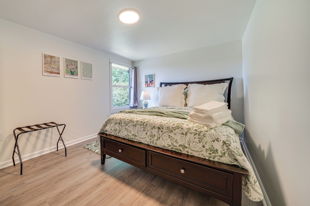 1/2 Mi to Yarrow Bay: Family Home in Kirkland